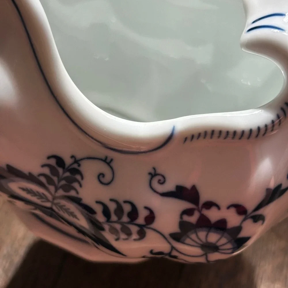 Blue Danube Blue Onion Japan Large Gravy Boat Porcelain Scalloped